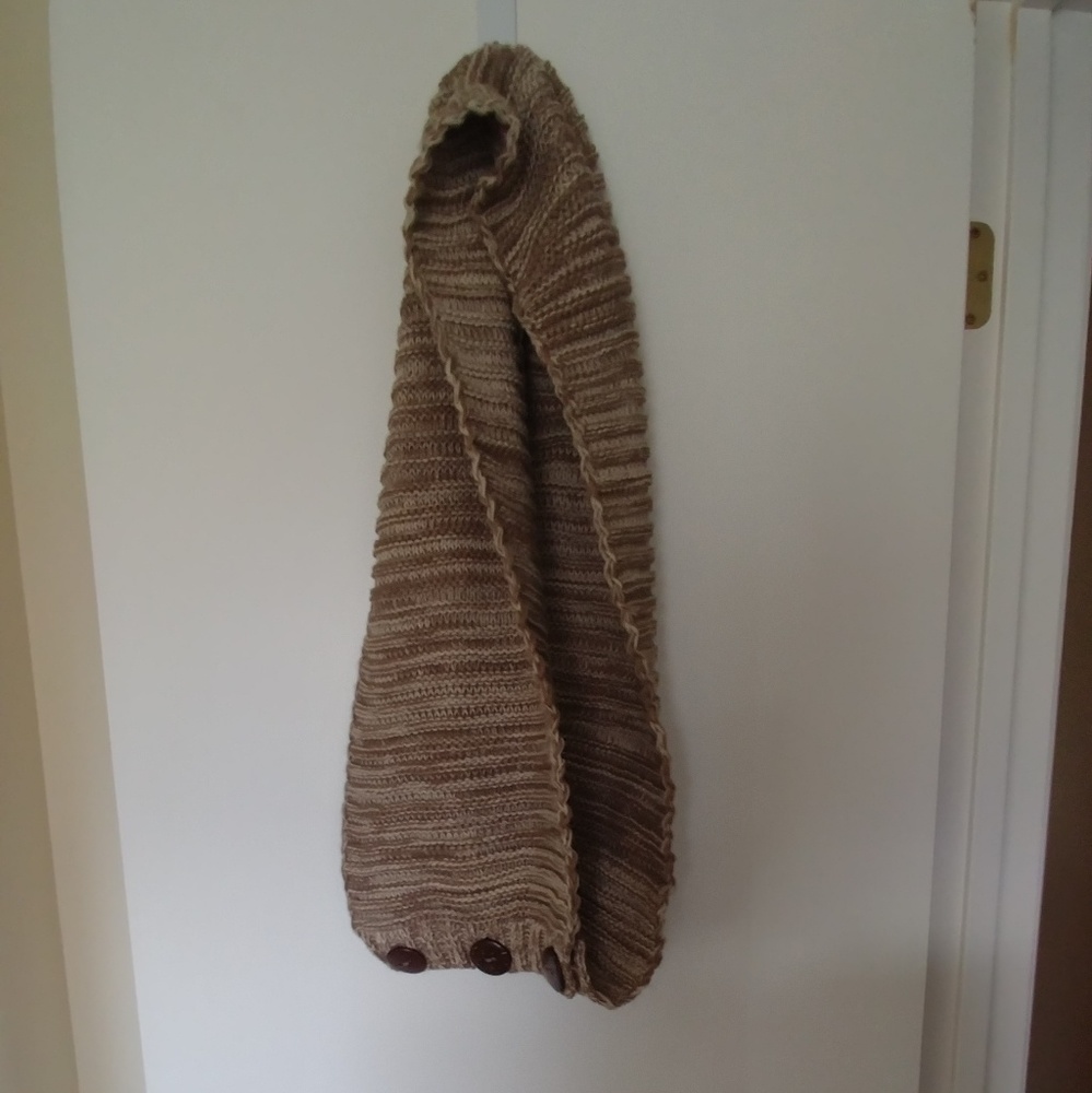 Stylish circle scarf with buttons